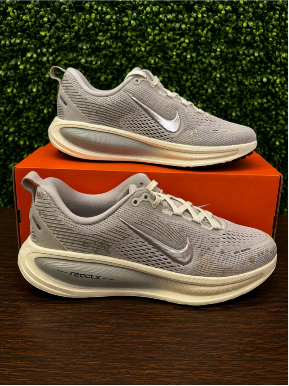 New Nike Vomero 18 SE Cream Metallic Grain Youth 4.5 or Women 6 Box has no lid